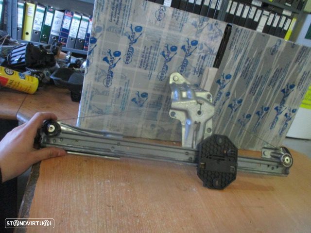 Elevador Sem Motor 807209299R DACIA SANDERO 2016 5P FD DACIA SANDERO II FASE 1 2013 1.5DCI 90CV 5P AZUL FD DACIA SANDERO 2 FASE 1 2016 0.9I 90CV 5P AZUL FD - 3