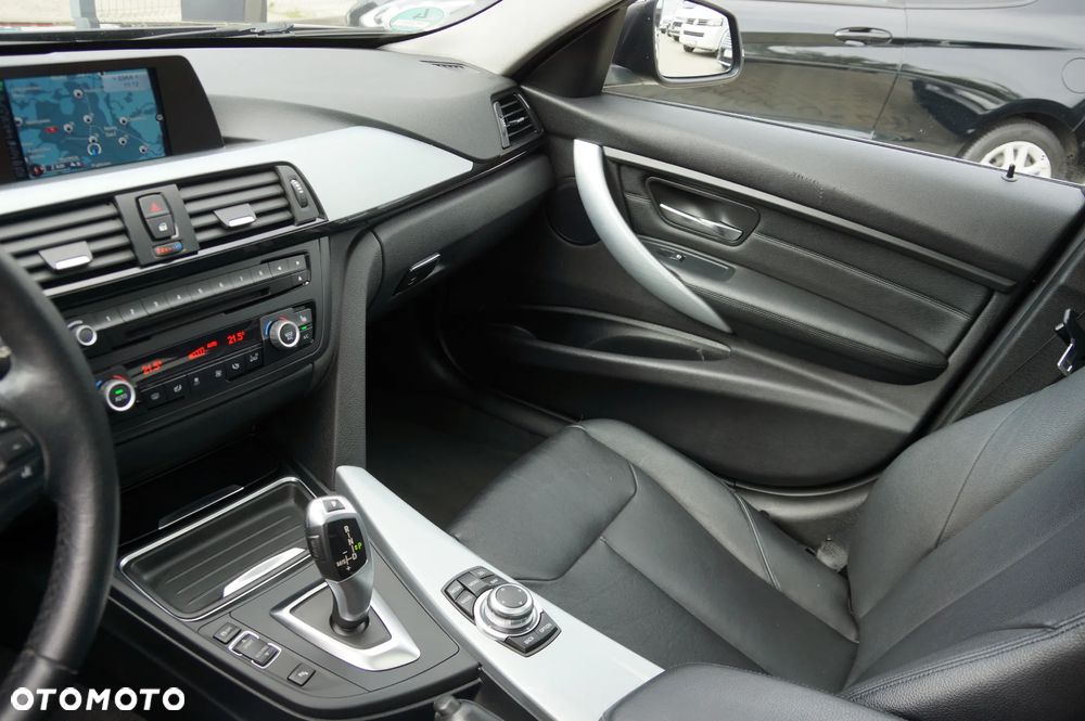 BMW Seria 3 320d Touring xDrive - 23