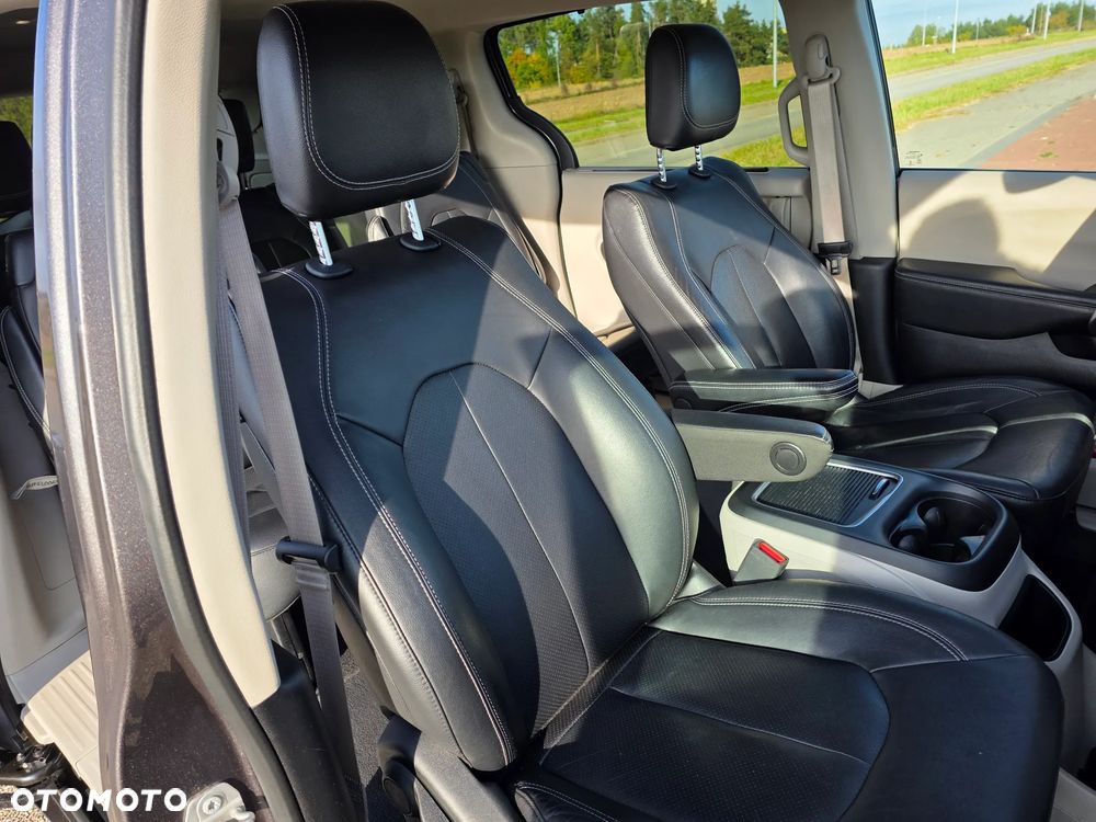 Chrysler Pacifica - 11