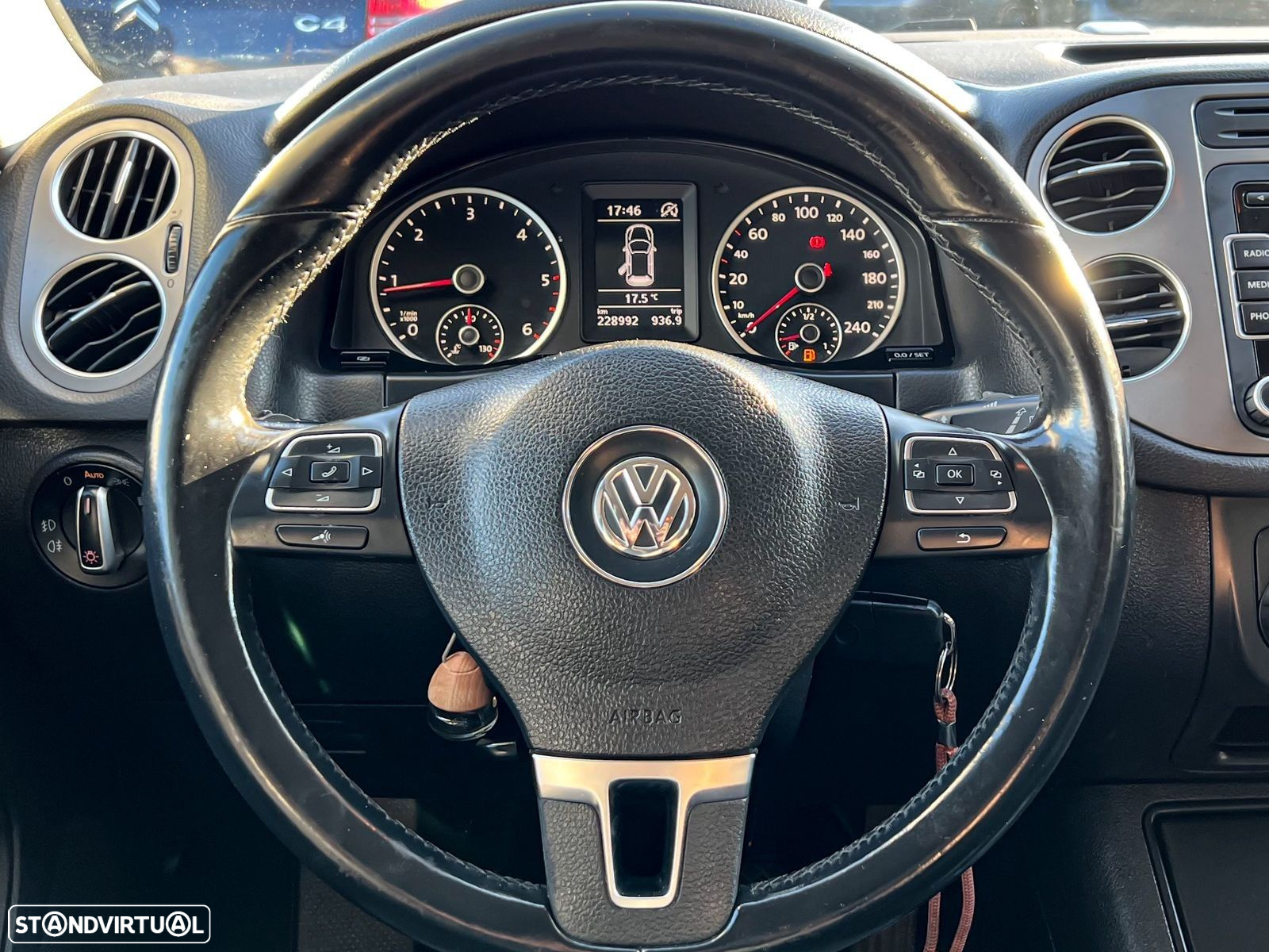 VW Tiguan 2.0 TDI Sport BlueMotion - 13