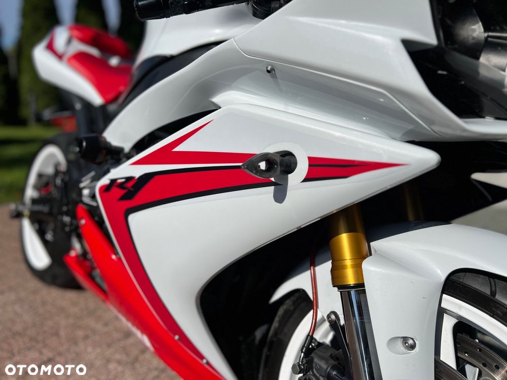 Yamaha R1 - 4