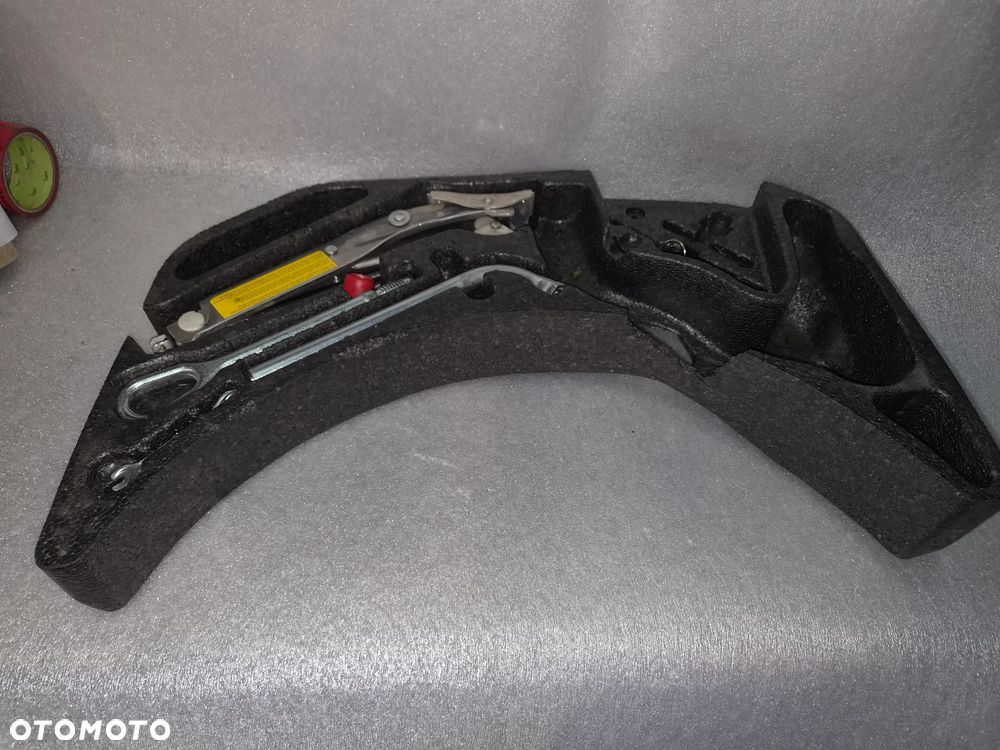Ucho holownicze klucz lewarek Audi A8 D2 kpl - 1