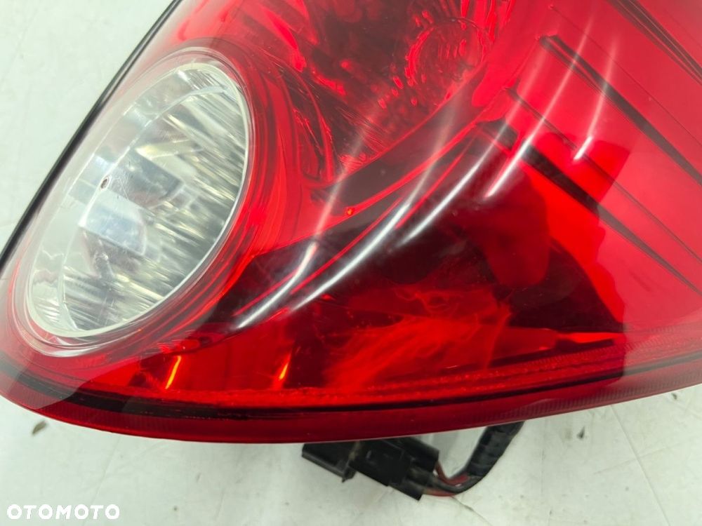 Lampa Mitsubishi L200 KA KB 05-15r. PRAWA tylna w błotnik oryginalna prawy tył EUROPA - 10