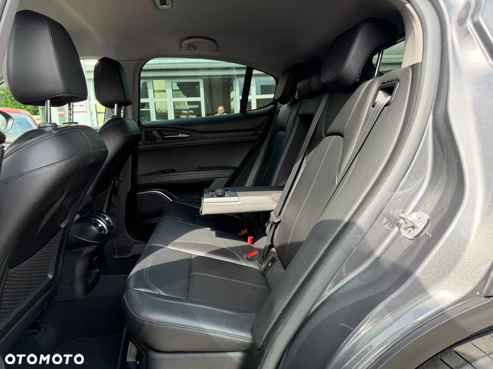 Alfa Romeo Stelvio - 12