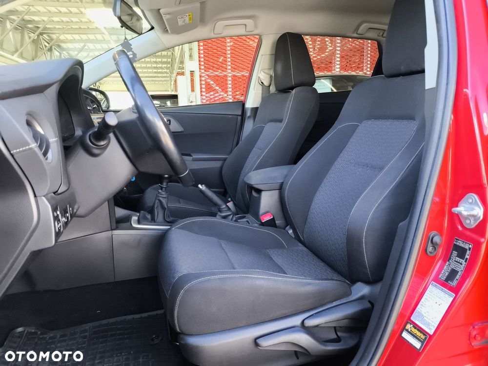 Toyota Auris 1.6 Premium - 24