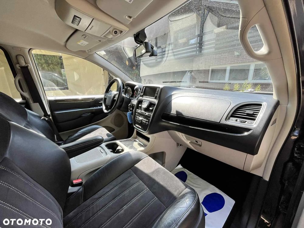 Chrysler Town & Country 3.6 Limited - 26
