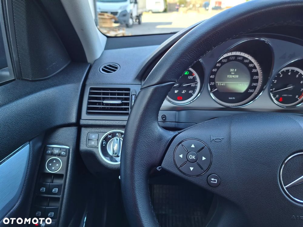 Mercedes-Benz Klasa C 180 CGI BlueEFFICIENCY Avantgarde - 25