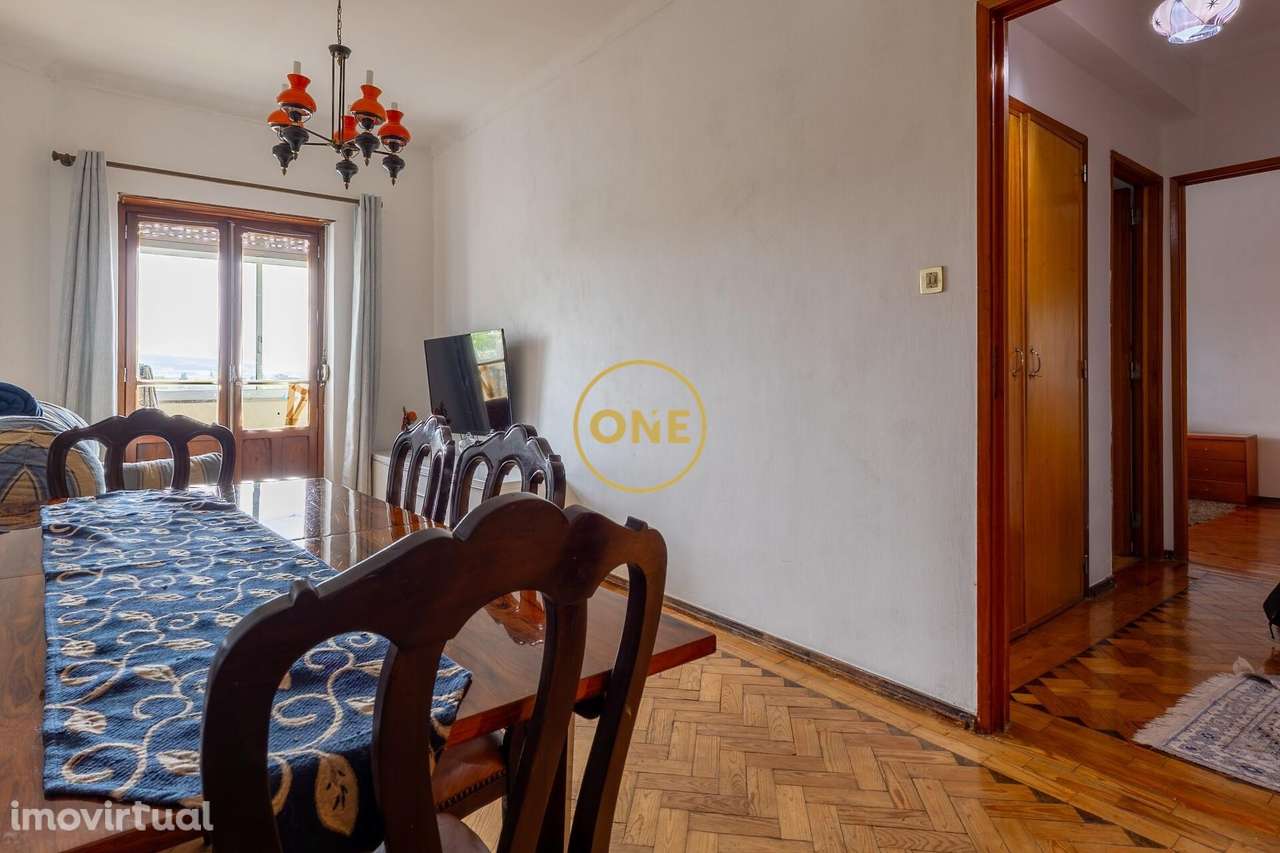 Apartamento T2 com Vista Desafogada | Potencial de Remodelação em Lour - Grande imagem: 2/20