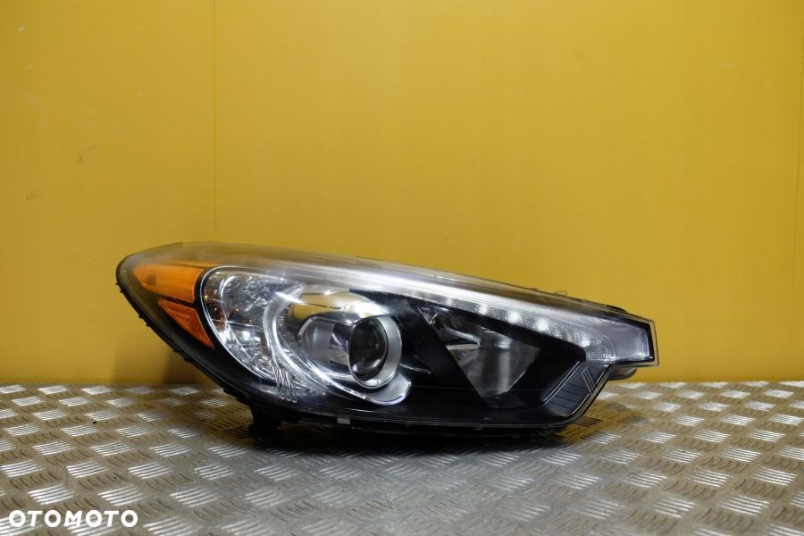 KIA CERATO FORTE 2014- REFLEKTOR LAMPA ZWYKŁA SOCZEWKOWA Z LED PRAWA USA - 1