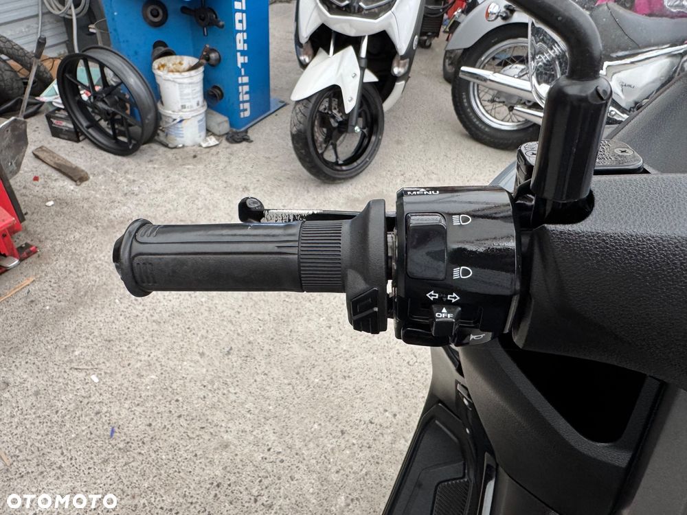 Yamaha NMAX - 10