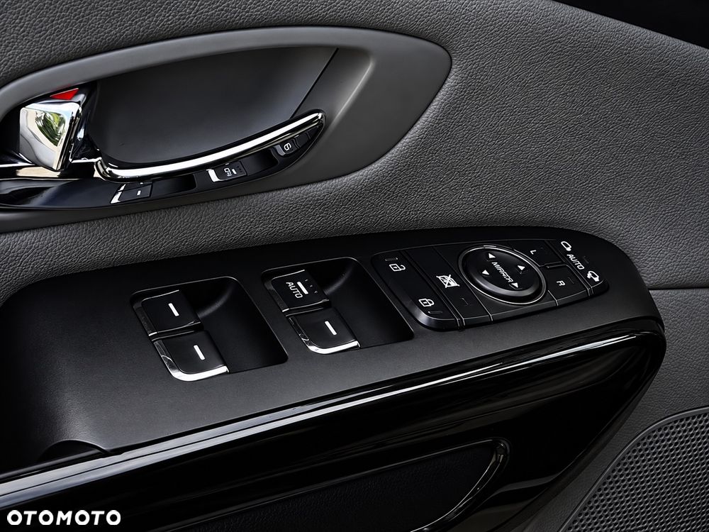Kia Carnival - 12