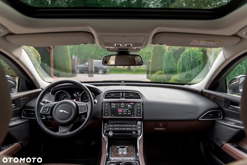 Jaguar XE 2.0 T Prestige - 33