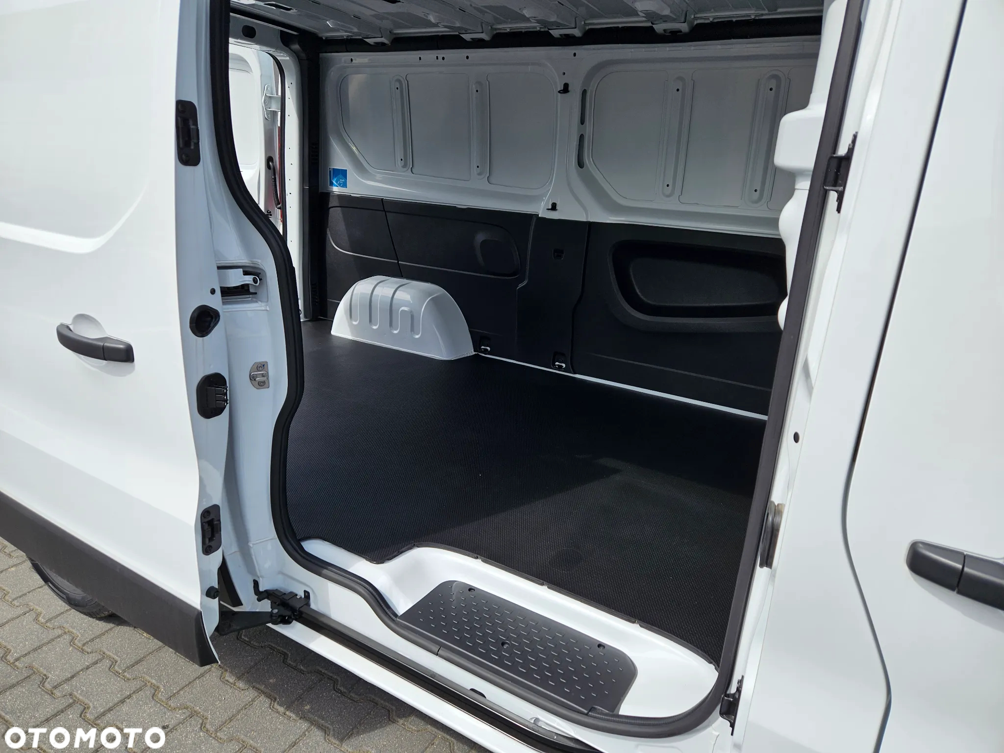 Renault Trafic Furgon L2H1 2.0dCi 150 KM - 9