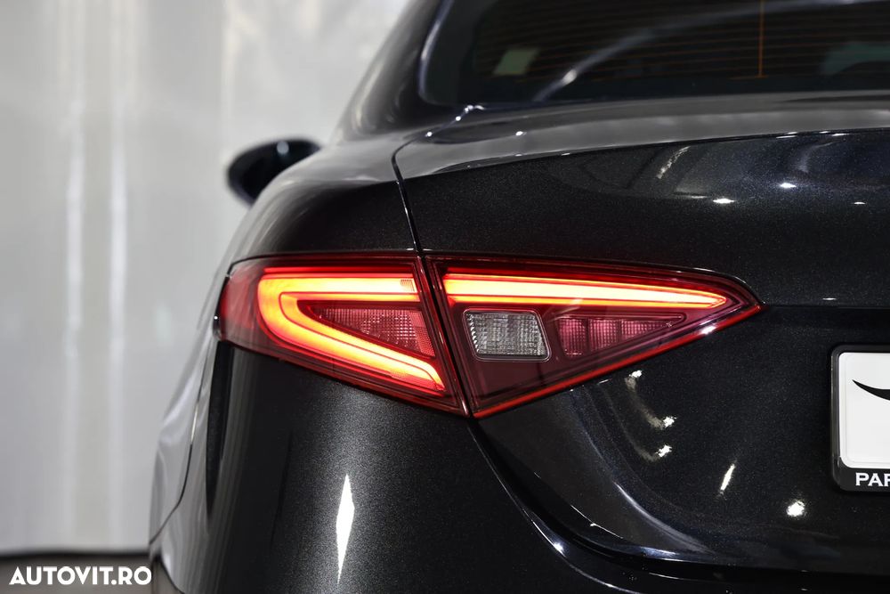 Alfa Romeo Giulia 2.2 - 35