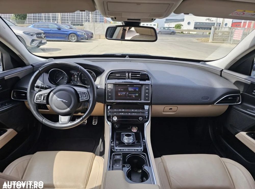 Jaguar XE 2.0 Prestige - 16