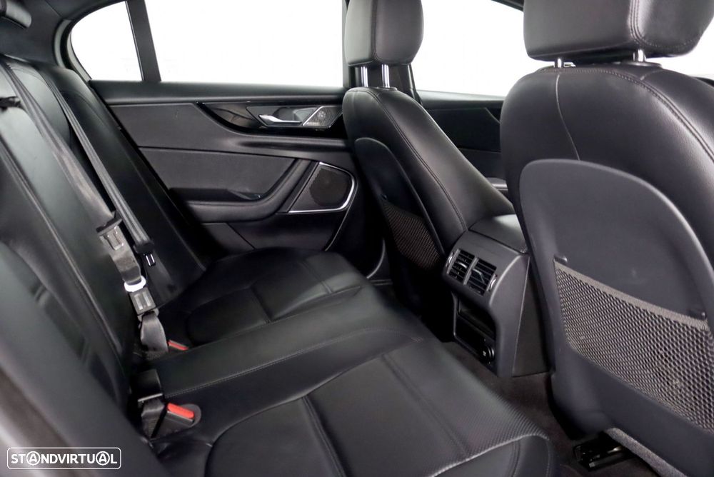 Jaguar XE D180 Aut. R-Dynamic S - 32