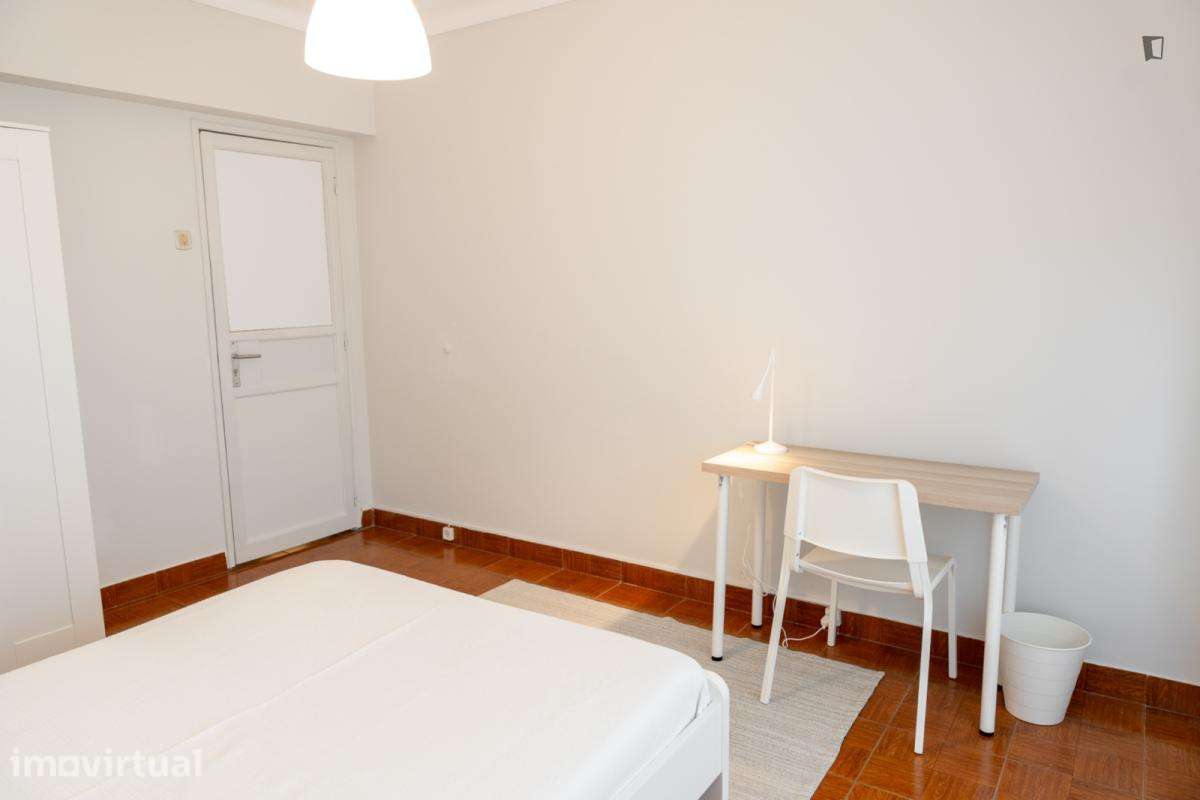Quarto - localizado em Santa Marinha Porto - Grande imagem: 3/18