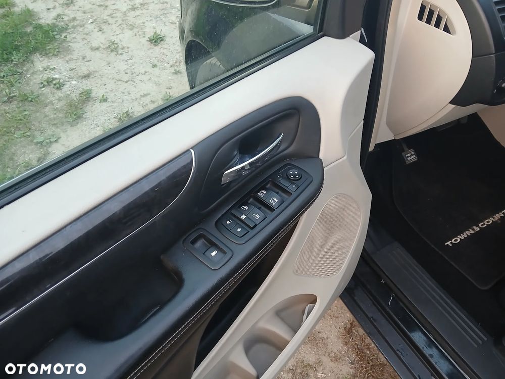 Chrysler Town & Country 3.6 Limited - 14