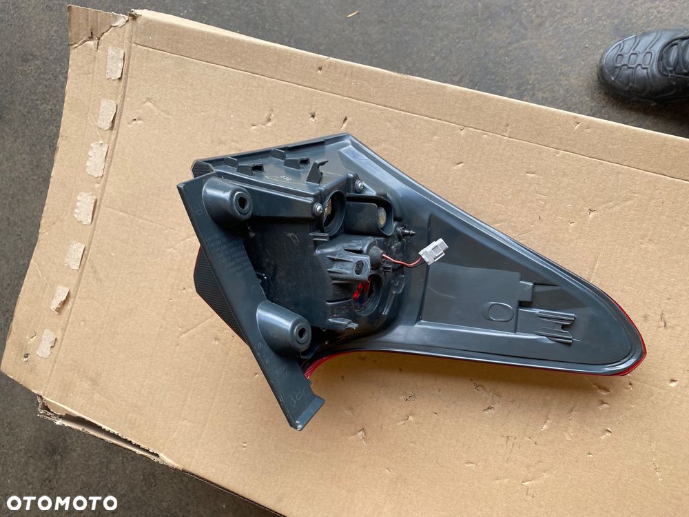 TOYOTA AURIS 2 II LIFT KOMBI LAMPA TYLNA PRAWA  EUROPA PRAWY TYŁ W BŁOTNIK  Europa W-wa - 8