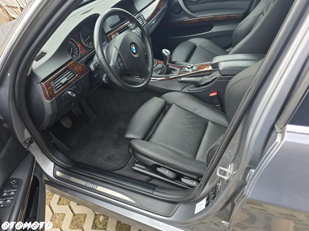 BMW Seria 3 330d xDrive - 12