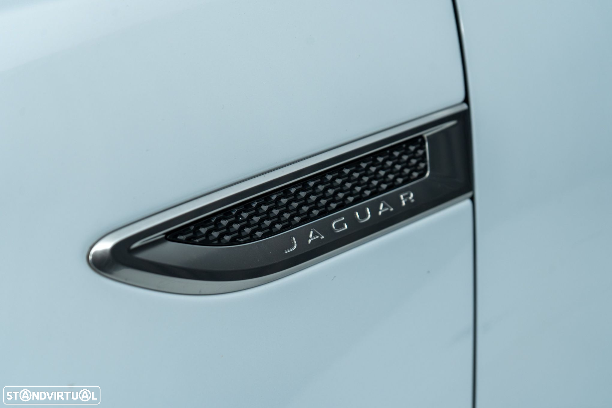 Jaguar E-Pace 2.0 i4D R-Dynamic - 9
