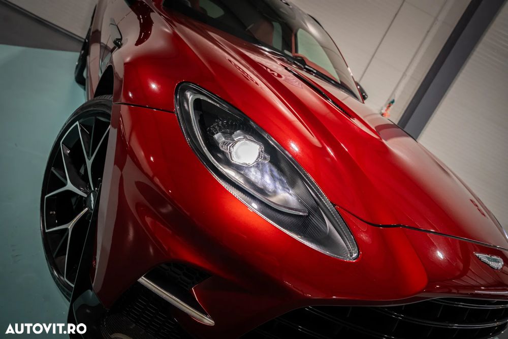 Aston Martin DBX - 9