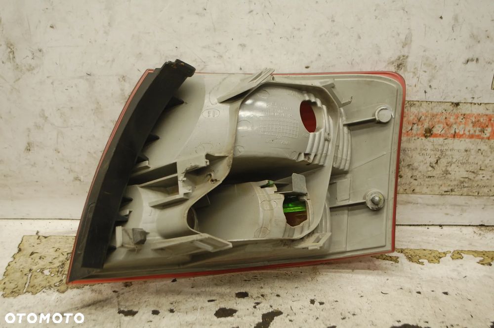 LAMPA PRAWY  TYŁ TYLNA PRAWA W BŁOTNIK AUDI A4 B7 KOMBI  8E9945096C - 8