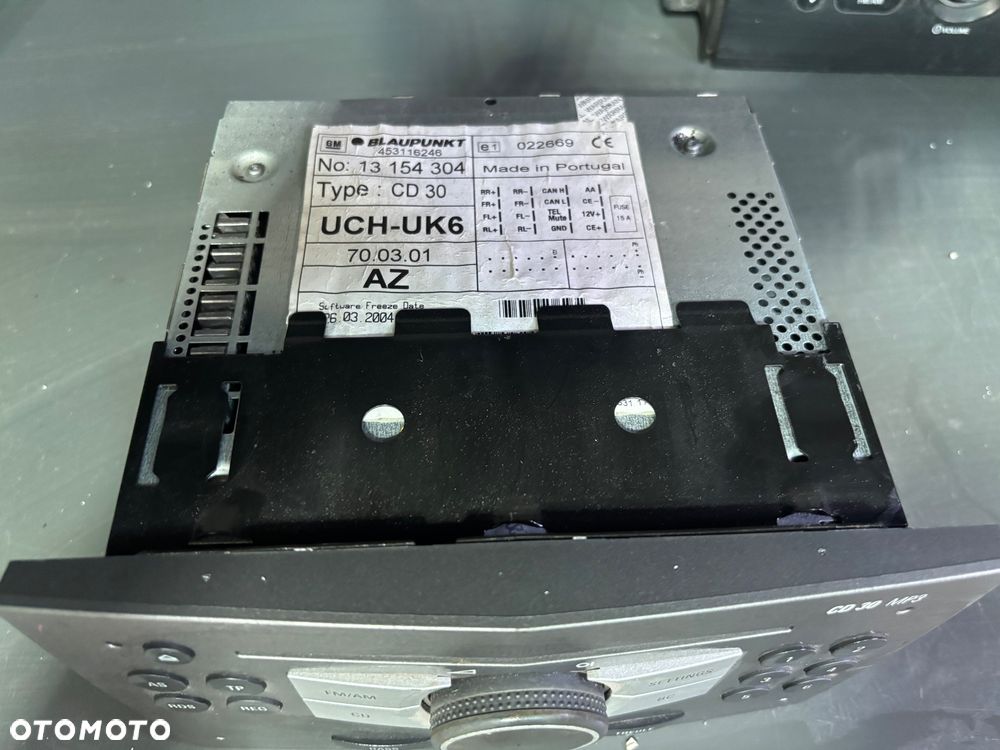 oryginalny radioodtwarzacz to Opel CD30 MP3, pasujący do modeli takich jak Vectra C czy Astra H. - 2