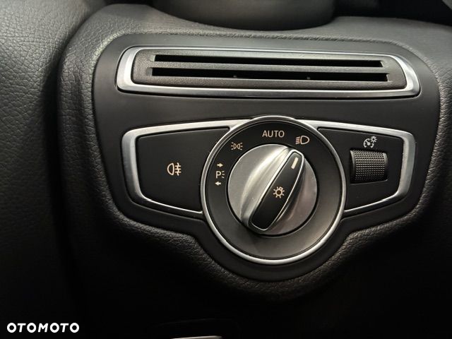 Mercedes-Benz Klasa C 300 4Matic 9G-TRONIC AMG Line - 31