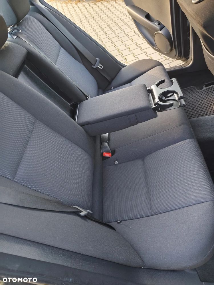 Mercedes-Benz Klasa C 180 Kompressor BlueEFFICIENCY Elegance - 23