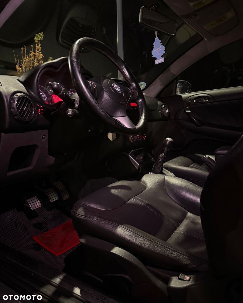 Alfa Romeo GT 1.9JTD 16V Black Line - 16