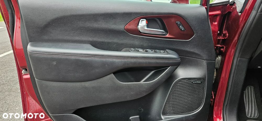 Chrysler Pacifica - 26