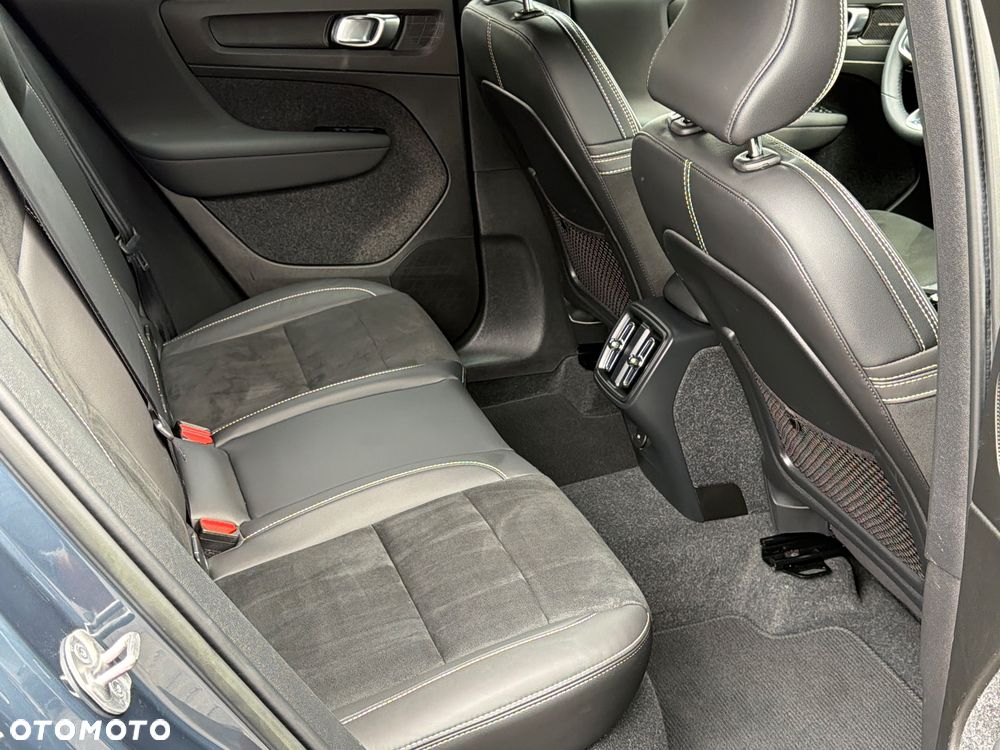 Volvo XC 40 B3 B DKG Ultra Dark - 16