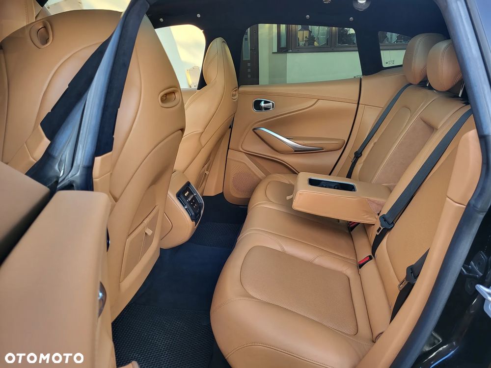 Aston Martin DBX - 10