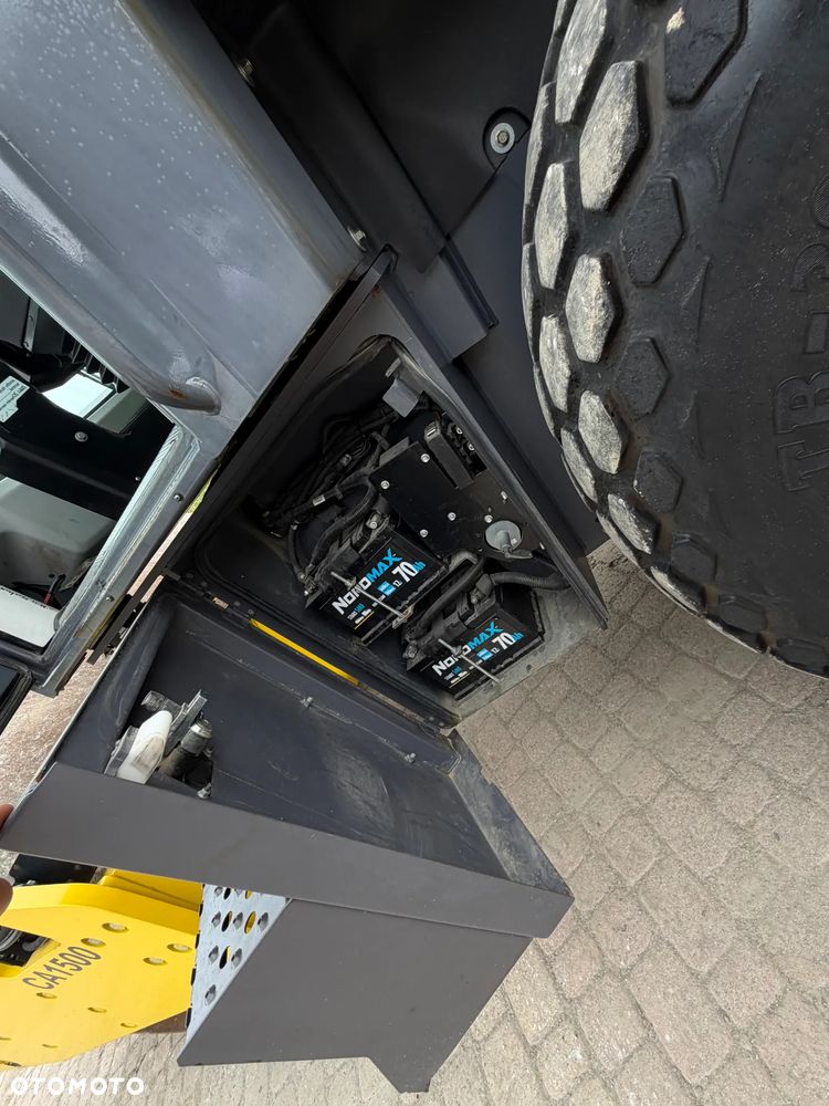 Dynapac Atlas Copco CA1500 D Walec Drogowy Terenowy Guma-Stal. 9 ton. Import Norwegia 2015rok. Maszyna w pięknym stanie! Wentylacja Klima. Serwisy w Dekra AKTUALNE 2026r. Zero zniszczeń IGŁA Po serwisach eksploatacyjnych w Norwegii. Walec z Upadłości od pierwszego właściciela. Obrotowy fotel wraz ze sterowaniem. Dokumenty Dekra! Silnik Cummins 110Km. Nagłośnienie radio! Usb. Zero luzów i wycieków! Niski Przebieg 200mtg. Oryginał! Wielka Okazja - 15