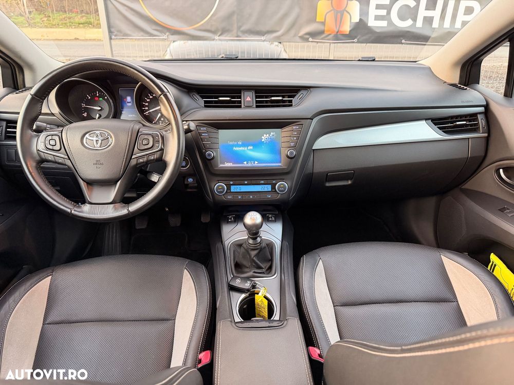 Toyota Avensis 2.0 D-4D Executive - 5