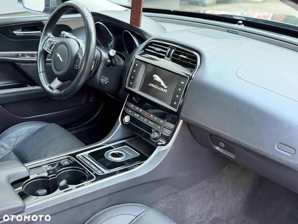 Jaguar XE 2.0 D Portfolio - 29