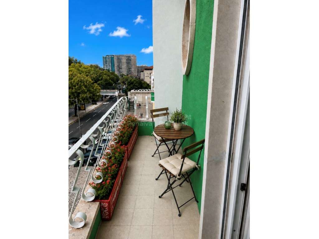 Apartamento T3 renovado com varanda no Campo Grande, Lisboa - Grande imagem: 2/24