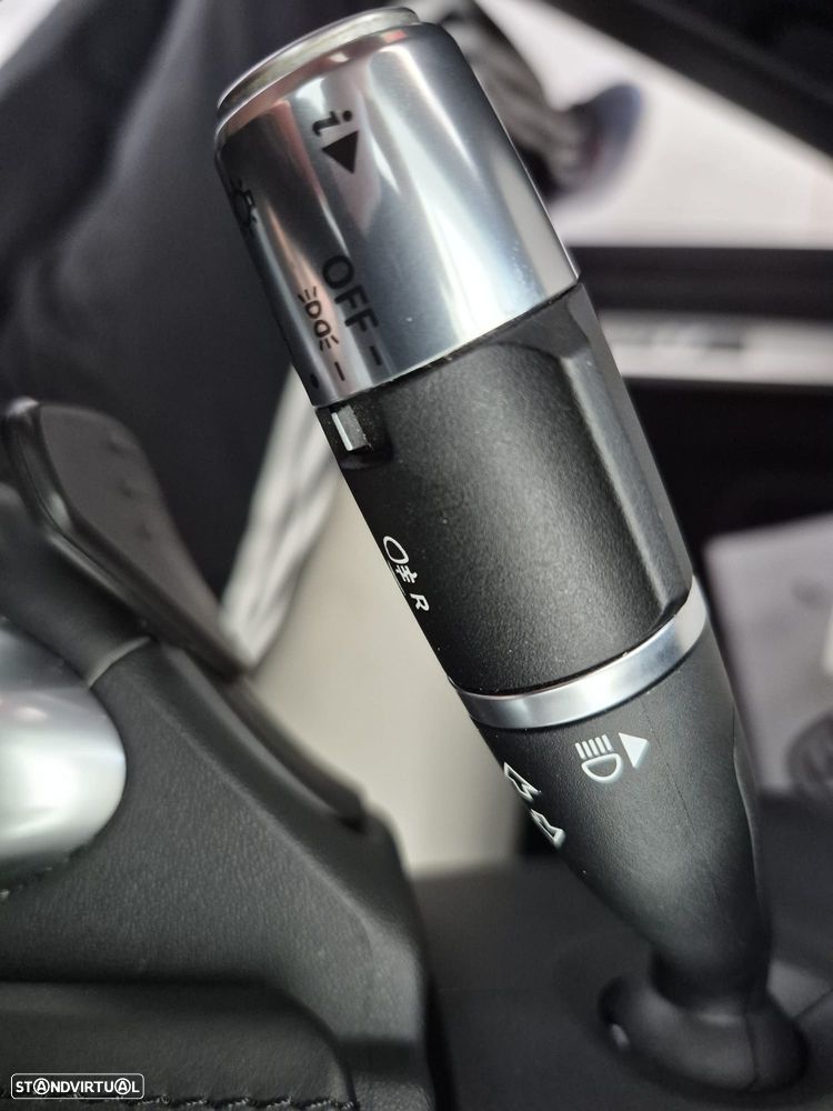 Land Rover Discovery Sport P300e R-Dynamic S - 40