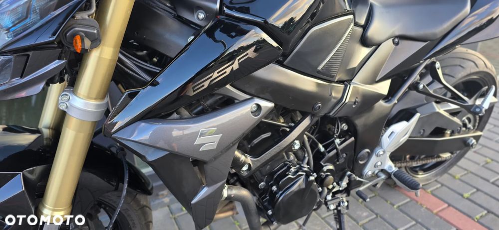 Suzuki GSR - 32