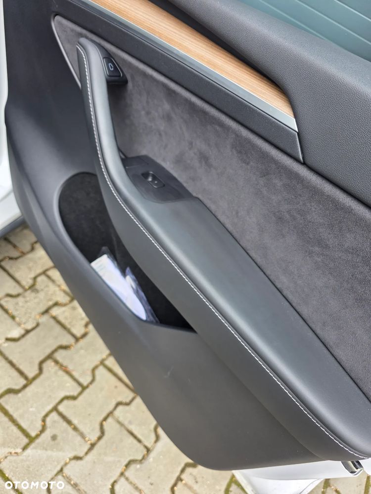 Tesla Model Y Long Range AWD - 23