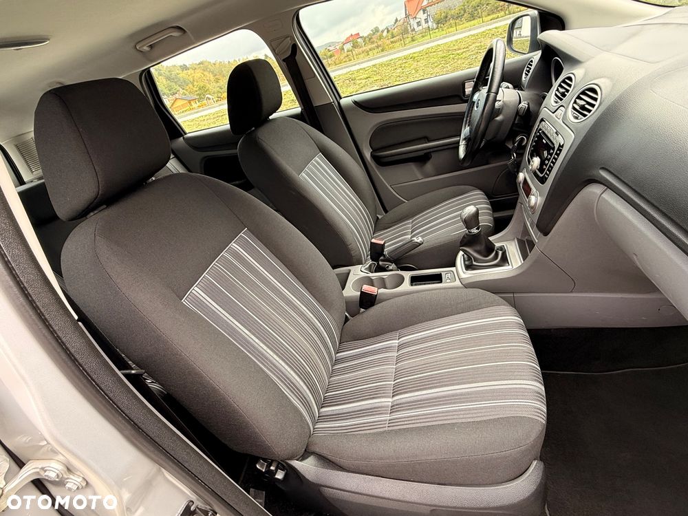 Ford Focus 1.6 Ambiente - 23
