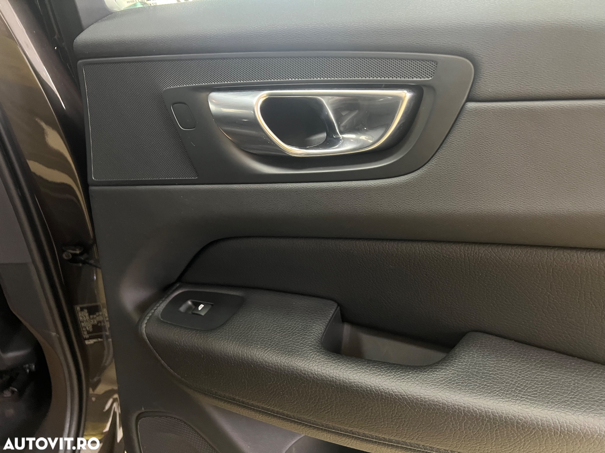Volvo XC 60 B4 MHEV AT8 AWD Momentum Pro - 18