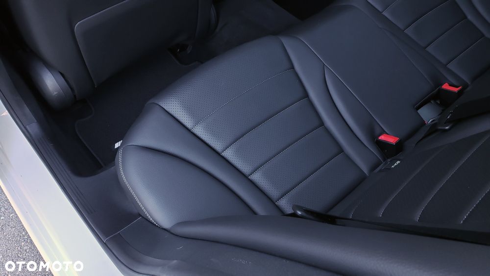 Mercedes-Benz Klasa C 300 7G-TRONIC AMG Line - 24
