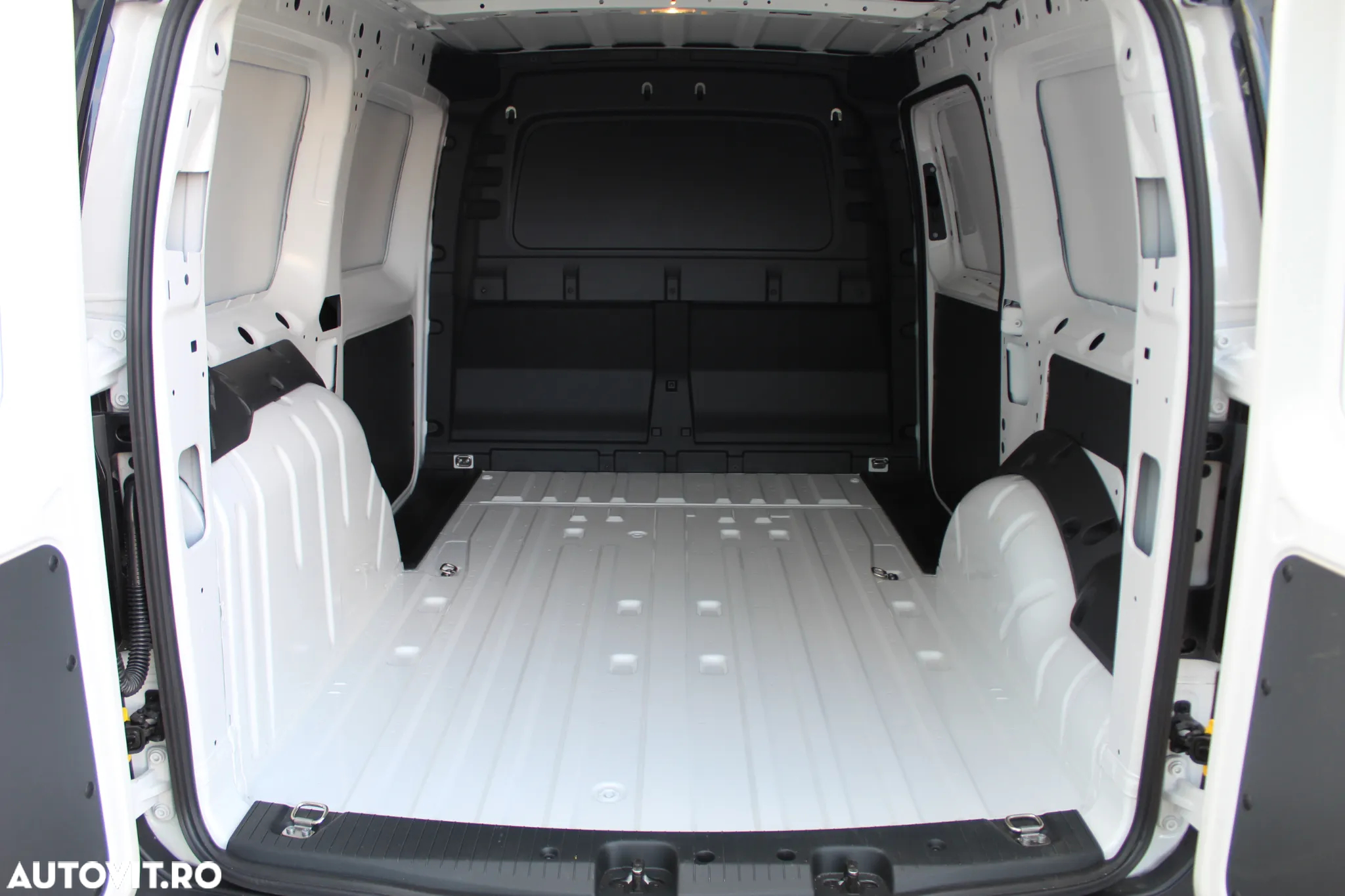 Volkswagen Caddy Maxi Cargo 2.0 TDI 75 102 CP - 27