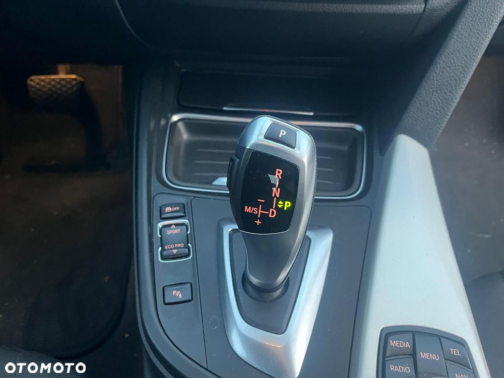 BMW Seria 3 320i Luxury Line - 22