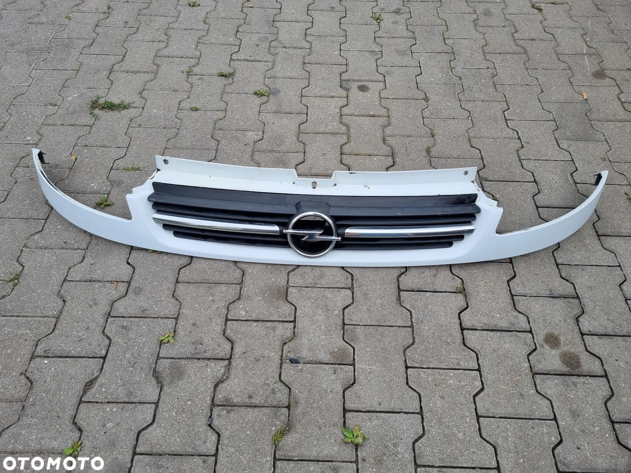 ATRAPA GRILL OPEL VIVARO 01-06r. - 1