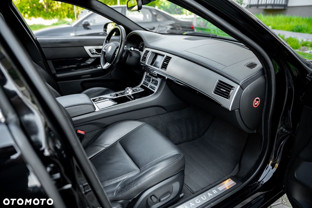 Jaguar XF 2.0 T Premium Luxury - 23