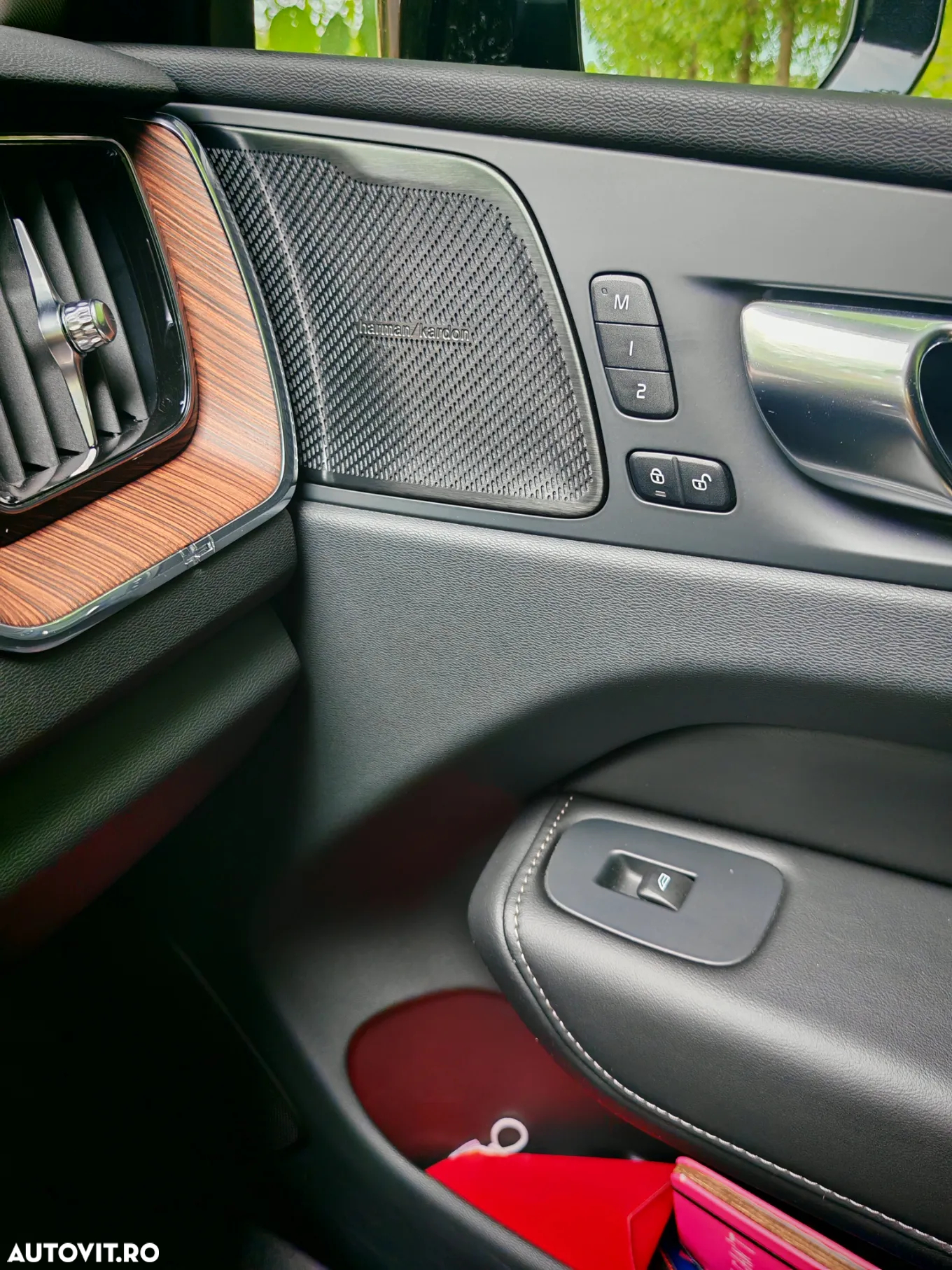 Volvo XC 60 B4 MHEV AT AWD Plus Dark - 17