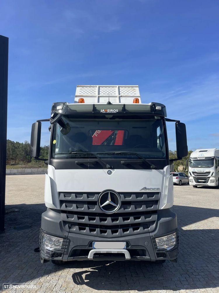Mercedes Benz Arocs 1833 - Basculante C/ Grua - 2